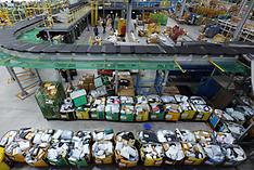 인천시 중구 인천공항부세관 특송물류센터에 직구 물품이 쌓여 있다.