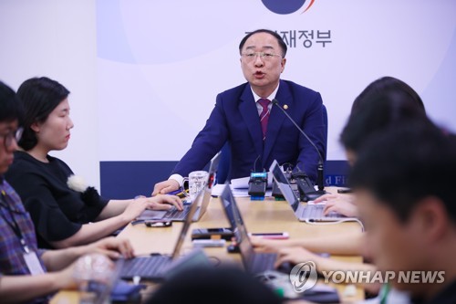 홍남기 '5∼6개 업종별로 대기업 만날것…유화 업종부터'