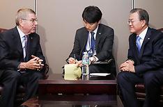 문 대통령, IOC위원장 접견…2032년 올림픽 남북공동유치 논의