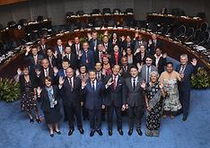 제70차 WHO서태평양지역총회에 참석한 박능후 보건복지부 장관(앞줄 왼쪽 세번째)과 33개국 대표들. (사진=보건복지부 제공)