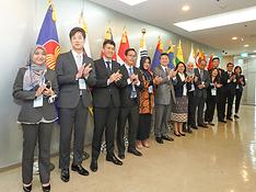 김학도 중기부 차관(왼쪽에서 여섯번째)을 포함, 15일 한-아세안 스타트업 정책·워크숍에 참석한 아세안 10개국 정부관계자들이 기념촬영을 하고 있다.