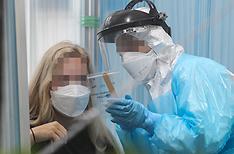 대전시 서구 만년동 서구보건소 코로나19 선별진료소에서 한 외국인이 진단검사를 받고 있다