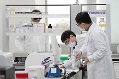 지난 10월 15일 오후 경기 성남의 SK바이오사이언스에서 연구원들이 코로나19 백신·치료제 개발을 하고 있다. 