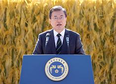 문재인 대통령이 11일 청와대 대정원에서 열린 제25회 농업인의 날 기념식에서 기념사를 하고 있다.