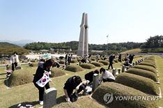 우크라인, 오월정신 조국에 닿기를 염원하며 5·18묘지 찾는다