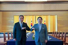 박진 외교부 장관이 일본을 방문해 하야시 요시마사 일본 외무대신과 18일 한일 외교장관 회담 및 만찬을 갖고 미래지향적 관계 발전을 위한 방안 등에 대해 의견을 교환했다.  