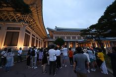 지난 20일 청와대 야간 개방 행사인 ‘청와대 한여름 밤의 산책’ 행사에 참여한 시민들이 본관을 둘러보고 있다. 