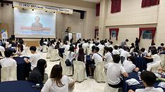 재외동포재단 김성곤 이사장의 개회사를 듣는 청소년 참가자들