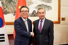 Minister of Foreign Affairs Cho Tae-yul (left) and Chinese Minister of Foreign Affairs Wang Yi on the afternoon of May 13 take a photo before their bilateral talks in Beijing, China.