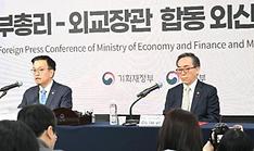 Economy, foreign ministers stress economic stability to o'seas media
