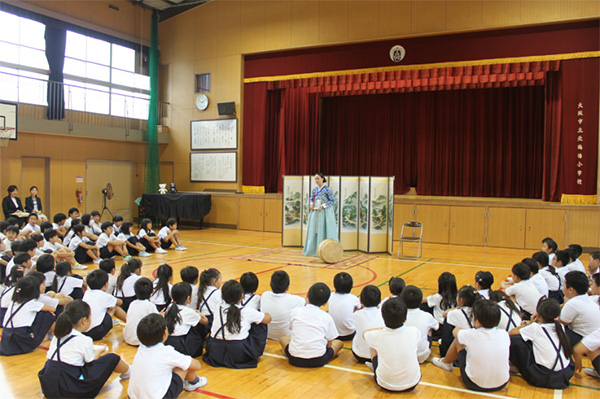 기타츠루하시 초등학교 학생들이 안성민 강사의 판소리 관련 설명을 듣고 있다.