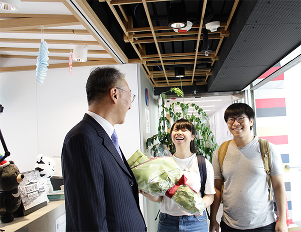 김원진 주홍콩총영사는 1만 번째 방문객을 꽃다발을 건네며 반갑게 맞이했다
