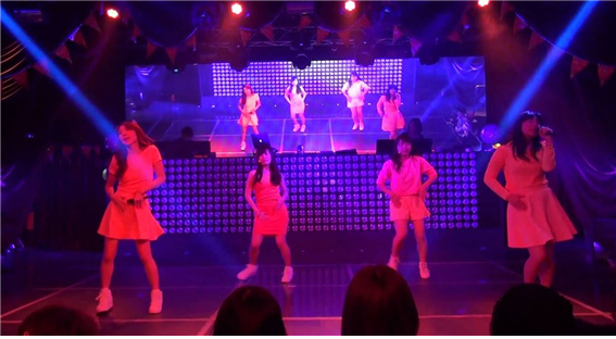 <2018 오사카 그룹댄스 페스티벌에서 K-Pop에 맞춰 커버 댄스를 선보이고 있는 댄스팀 - 출처 : 통신원 촬영>