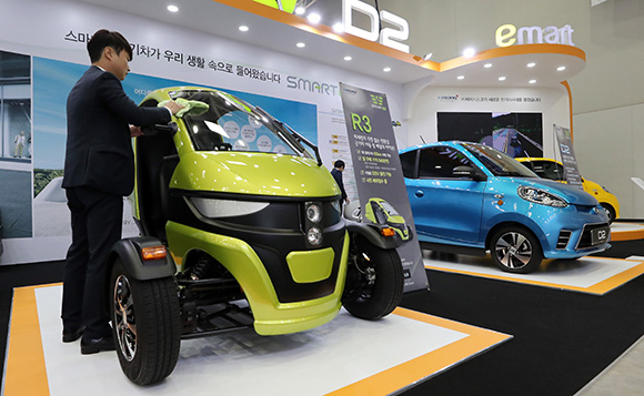 지난해 11월 1일 대구 엑스코에서 열린 ‘대구 국제 미래자동차엑스포 2018’에 참여한 한 기업이 소형 전기자동차를 선보이고 있다. (사진=저작권자(c) 연합뉴스, 무단 전재-재배포 금지)