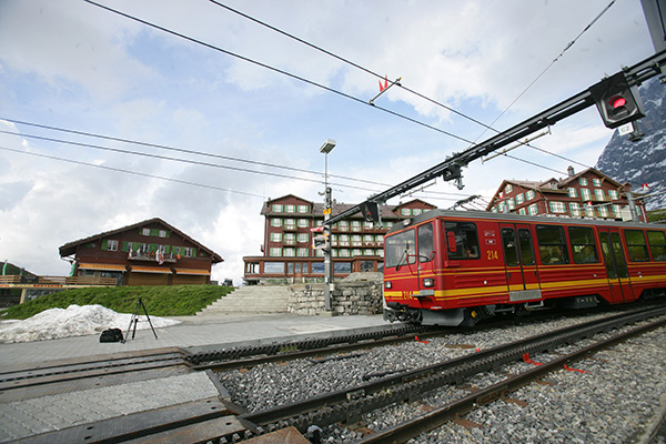 전기 동력으로 움직이는 스위스 산악열차가 클라이네샤이덱 역으로 정차해 있다. 알프스의 정상 융프라우요흐로 오가기 위해서는 이 역을 통과해야 한다.(사진=저작권자(c) 연합뉴스, 무단 전재-재배포 금지)