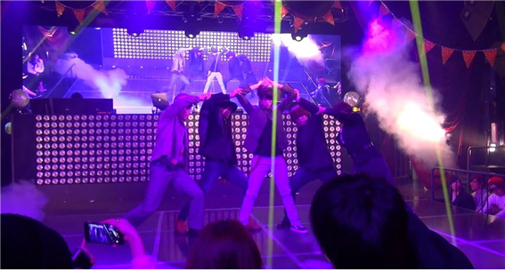 <2018 오사카 그룹댄스 페스티벌에서 K-Pop에 맞춰 커버 댄스를 선보이고 있는 댄스팀 - 출처 : 통신원 촬영>