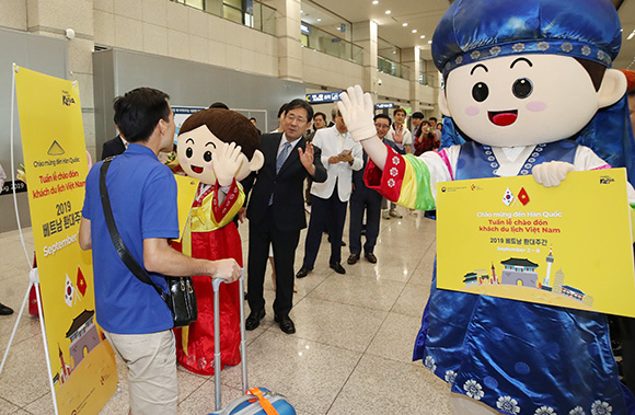 인천국제공항에서 ‘베트남 환대주간’ 행사의 하나로 열린 공항 환영 행사에서 박양우 문화체육관광부 장관이 베트남 관광객들을 반갑게 맞이하고 있다