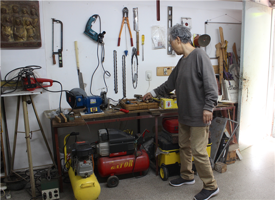 작가가 나무 조각 작업 시 사용하는 도구들 – 출처 : 통신원 촬영