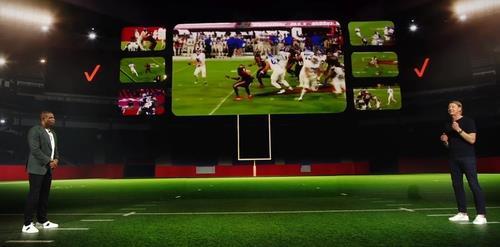 한스 베스트버그 버라이즌 CEO가 11일(현지시간) CES에서 기조연설을 하며 NFL 경기 장면을 최대 7개 카메라로 잡아 생중계하는 기술을 소개