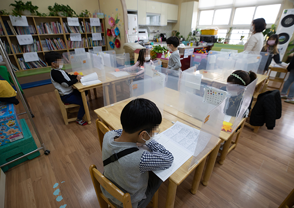 서울의 한 초등학교에서 학생들이 돌봄교실 수업을 듣고 있다. (사진=저작권자(c) 연합뉴스, 무단 전재-재배포 금지)