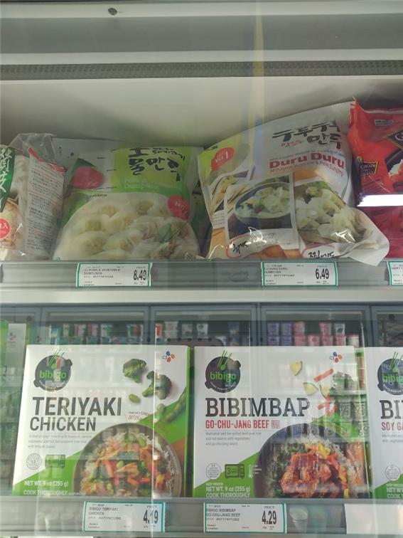 뉴욕 소재 일반 슈퍼마켓 냉동식품 코너에는 한국식 고추장 비빔밥 및 '두루두루' 만두가 판매되고 있다. - 출처 : 통신원 촬영