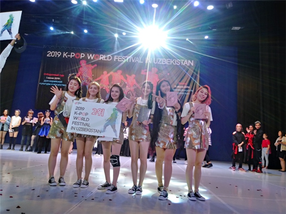 1등상을 수상한 참가번호 9번 STAR X Fest Zara PARK, 2등상을 수상한 참가번호 6번 Team idol의 무대