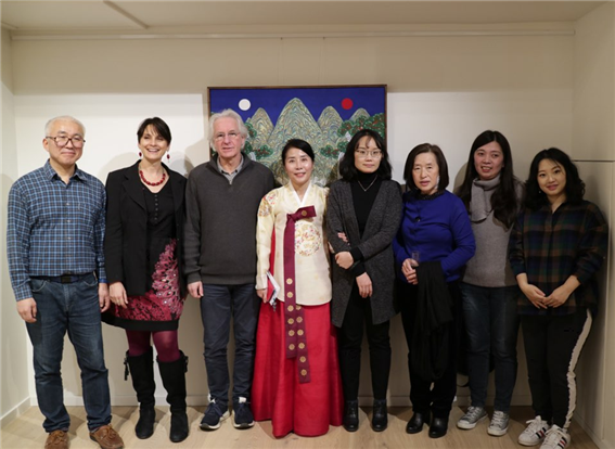벨기에 한국문화교육협회 구성원들과 함께한 김희진 회장(왼쪽에서 네 번째)