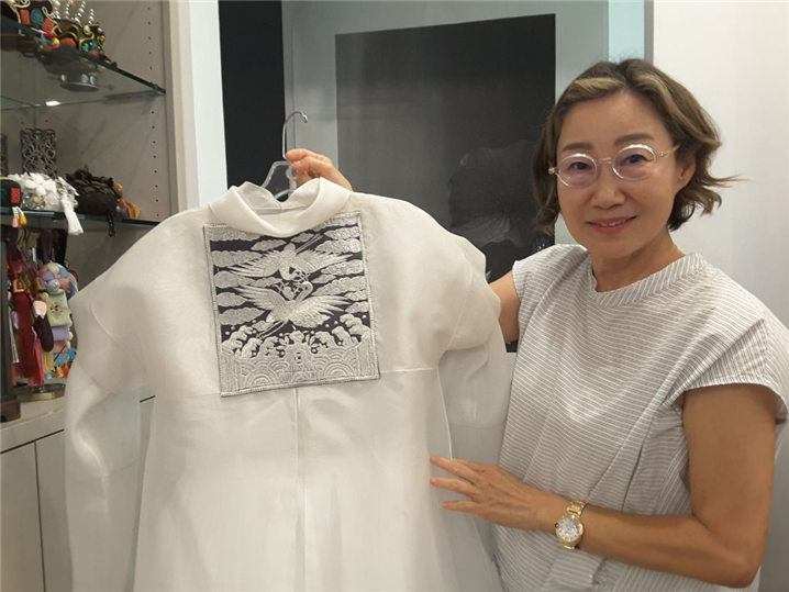 웨딩드레스로 개발한 한복을 선보이고 있는 미희한복 대표, 김은주 씨