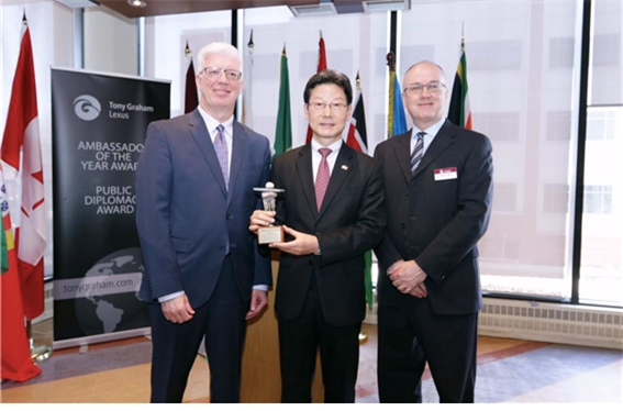 캐나다 우수 대사상과 공공외교상을 수상한 신맹호 대사(중앙) - 출처 : 국제공공외교협회 페이스북 페이지