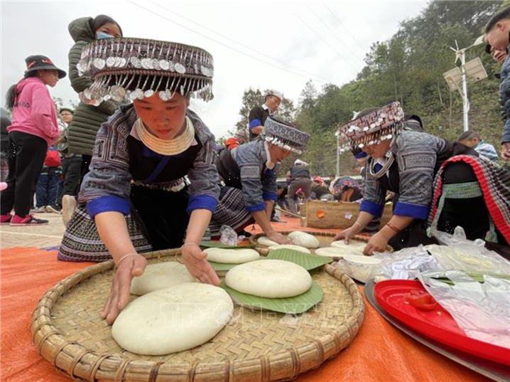 무창차이의 쌀떡 만들기 행사 사진 – 출처 : baotintuc.vn/TuanAnh/VNA
