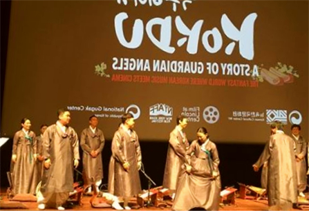 전통 국악 연주자들의 공연 준비 모습 – 출처 : 통신원 촬영