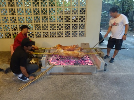 전통방식으로 굽고 있는 통돼지 구이  " 레촌"
