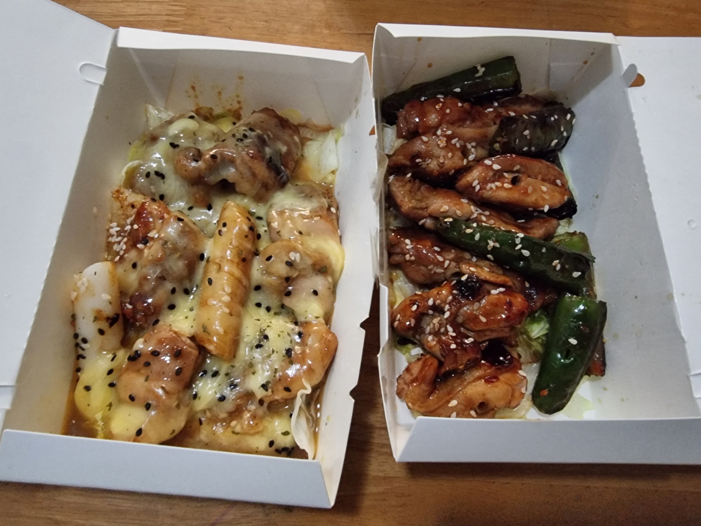 빅스틱의 대표 메뉴 치즈 떡볶이 치킨과 스파이시 치킨