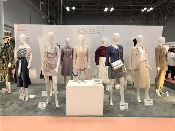 코테리 쇼에 참여한 한국 패션 브랜드 상품 전시 모습