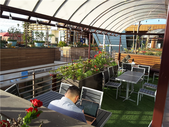 공원처럼 녹색 인조 잔듸에 테이블을 갖춰 LA 시민들의 휴식처가 되고 있는 가주마켓플레이스 3층
