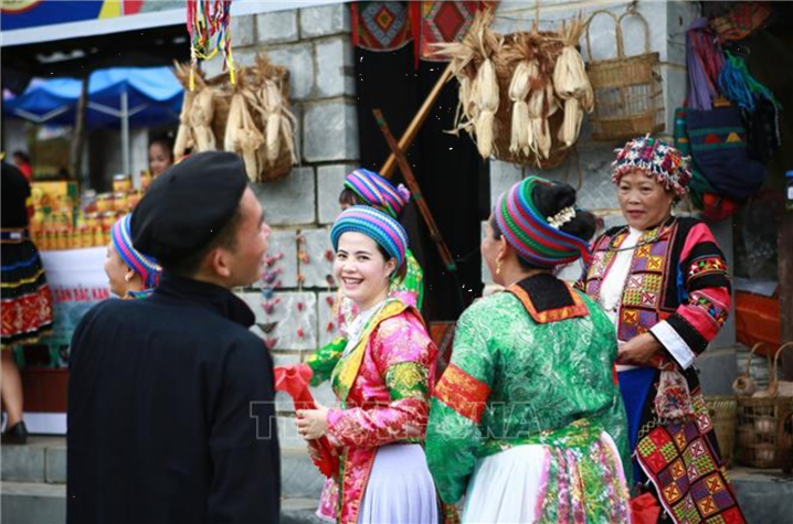 새해 첫날 관광객을 즐겁게 맞이하는 타이족의 모습 – 출처 : baotintuc.vn/TrongDat/VNA