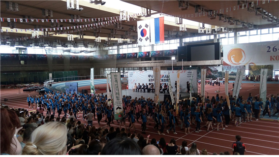 1부 공연 후 2부 한국 전통 놀이 체험 행사가 시작되고 있다