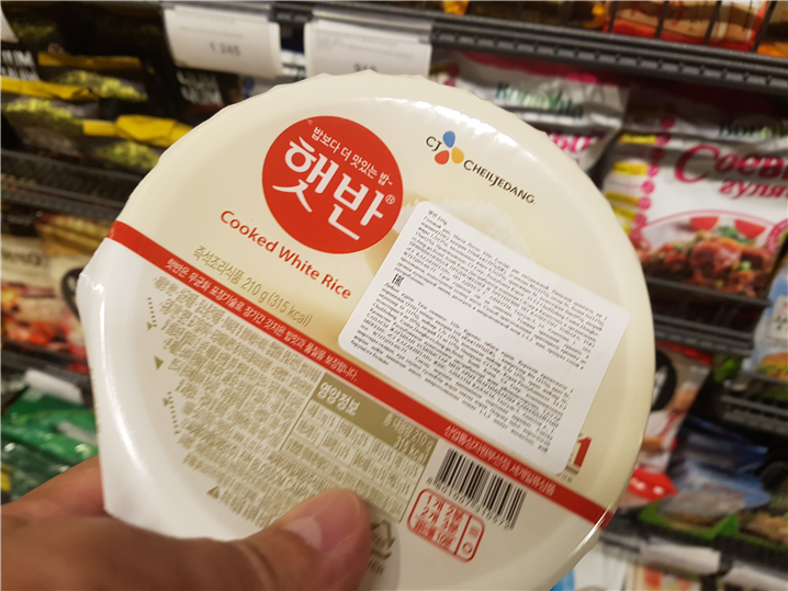 카자흐스탄 누르술탄 소재의 ‘갈마트’에서 판매 중인 한국 식품들 – 출처 : 통신원 촬영