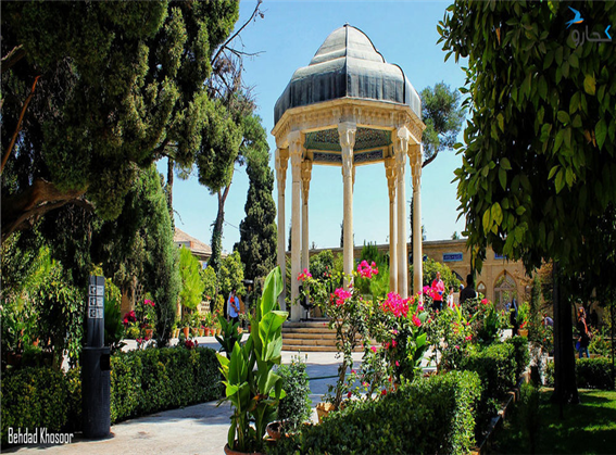 이란의 도시 쉬라즈에 위치한 시인 ‘하페즈’의 묘 – 출처 : 테헤란 타임즈