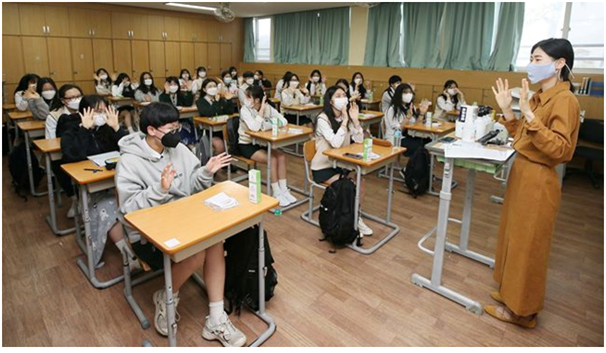 한국의 학교, 수업 현장 – 출처 : 덴