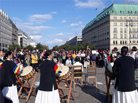 8월 14일 독일 베를린 브란덴부르크에서 열린 일본군 위안부 피해자 기림의 날 집회