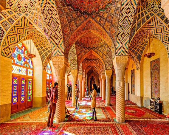 여행잡지 ‘Condé Nast Traveler’에 실린 이란 도시 쉬라즈에 있는 ‘나시르 알 몰크 모스크’ – 출처 : 테헤란 타임즈