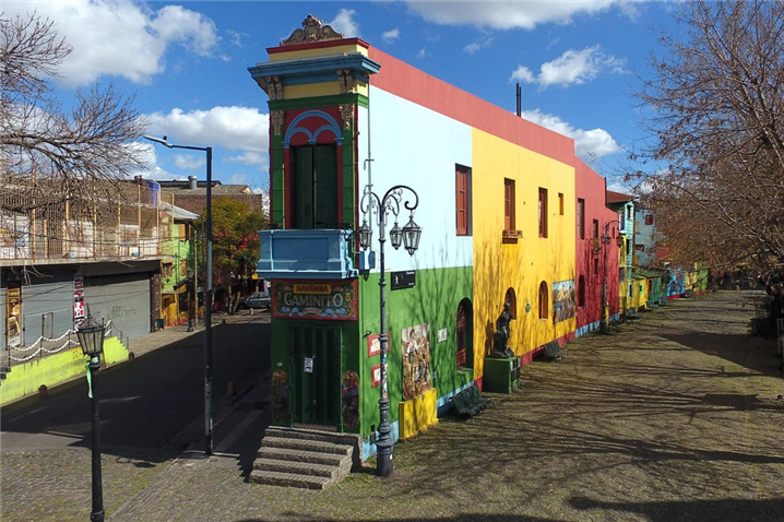 탱고의 발상지로 잘 알려진 부에노스아이레스의 관광지 라보카(La Boca)에 인적이 뚝 끊긴 모습 – 출처 : 라 나시온(La Nación)