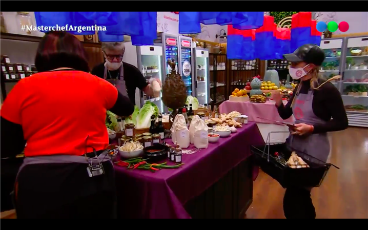요리에 필요한 재료를 고르고 있는 참가자들 - 출처: 텔레페