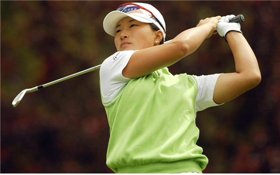 미국의 타이거 우드와 비교되곤 하는 한국의 박세리 선수. 1998년 첫 여성 골퍼로 우승했다