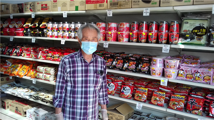 사우디 최초의 한국 식품점인 코리아나 수퍼, 주인인 김 사장님은 최초로 사우디에 진출한 한인 중 한분이다. 이곳도 주 매출은 라면이라고 했다