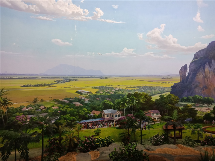 말레이시아 국립 쌀 박물관에 전시된 북한 예술가의 벽화. 말레이시아 농촌 풍경이 사실적으로 묘사되어 있다 – 출처 : 통신원 촬영