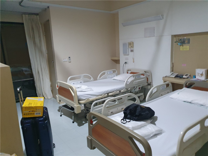 통신원이 입원한 방콕 시내 한 병원의 격리병실 –