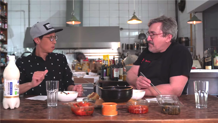 안디박과 하비에르 우론도가 한국음식을 시음하고 있다 – 출처 : 재아르헨티나한인회 유튜브 채널