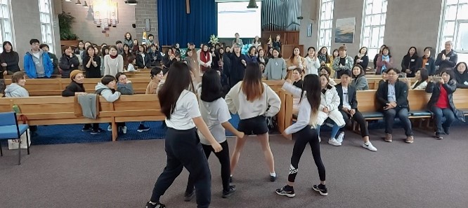 (한민족 한글학교 합창과 오클랜드 한국학교 K Pop 댄스에 열광하는 교사들)